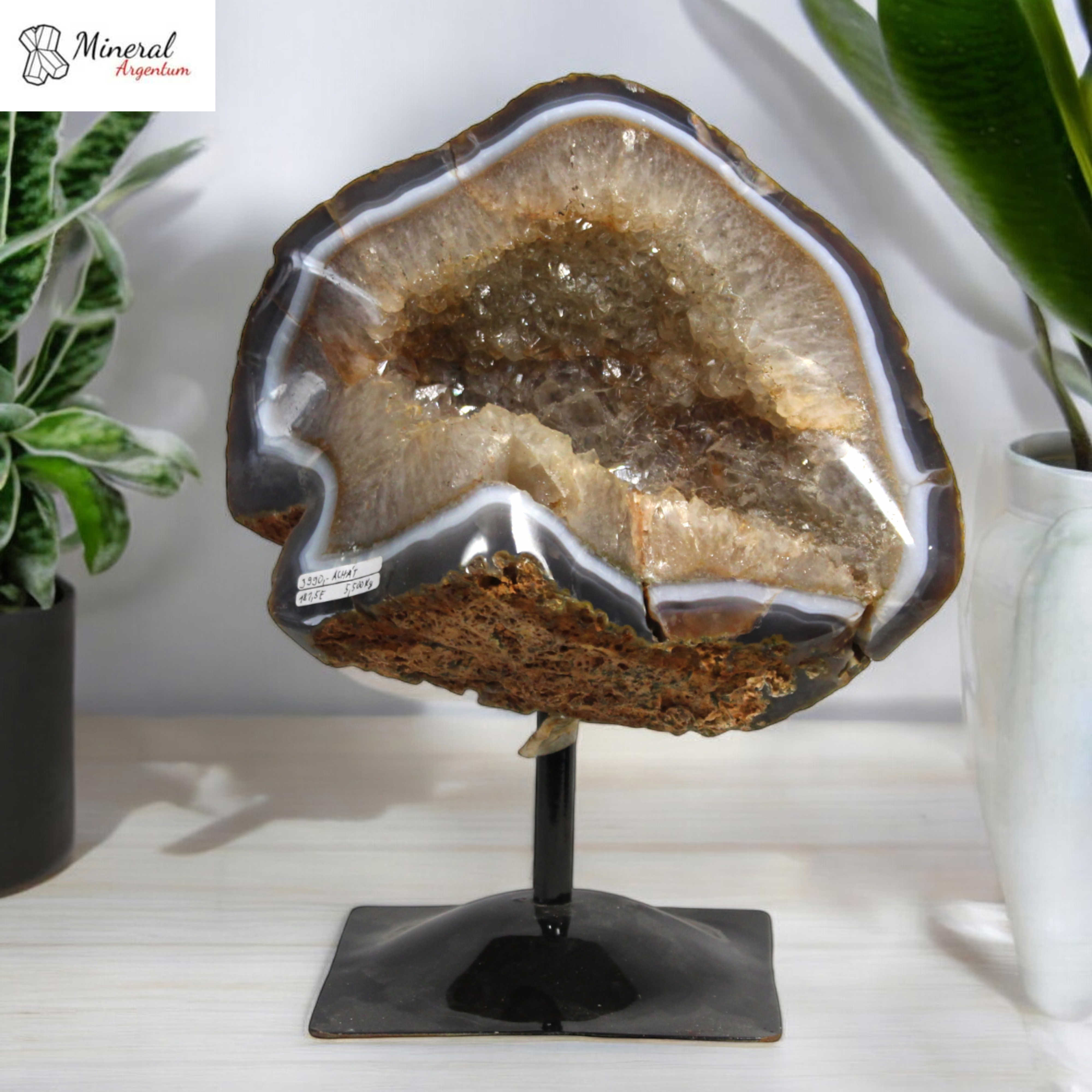 Achátová geoda na kovovém stojánku 5,5 kg